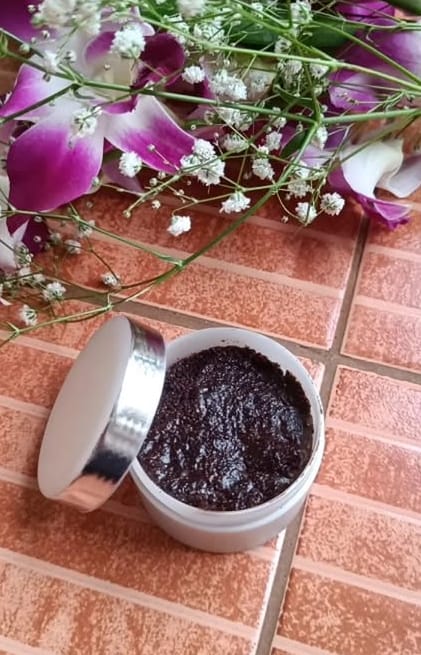 Body polishing scrub in a jar
